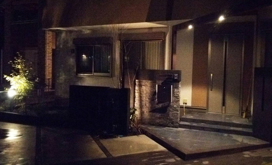 ライティング効果で引き立つ夜間の門周り ライティング効果で引き立つ夜間の門周り