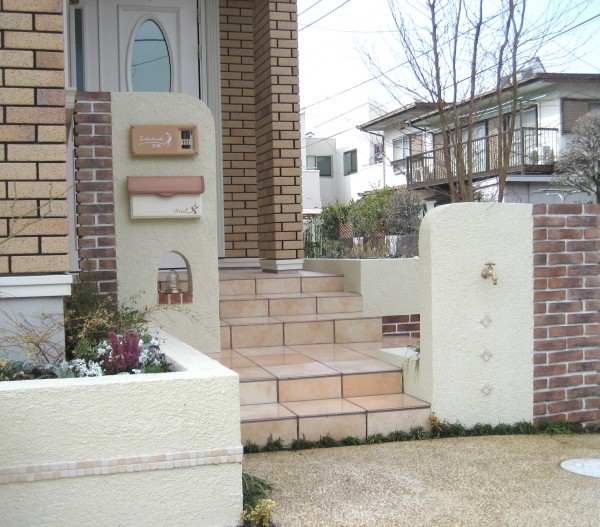 レンガ 塗り壁のかわいいエクステリア 施工例 東京 神奈川 埼玉エクステリア外構や造園 ガーデニングのことならクローバーガーデン