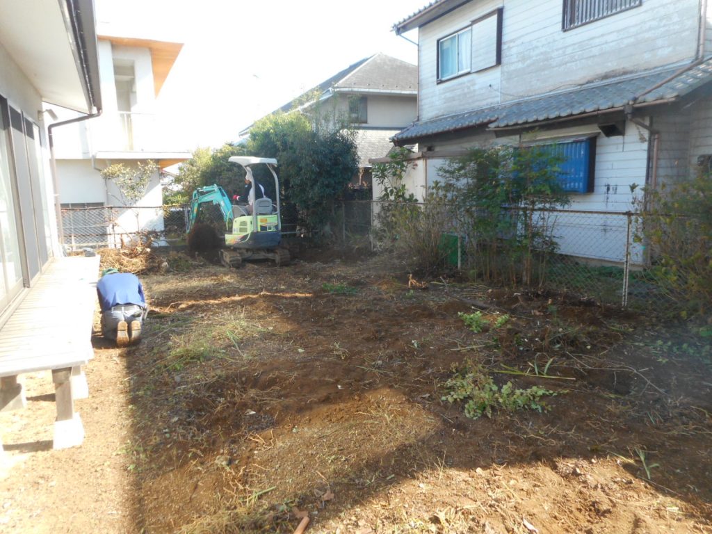 お庭の工事 雑草対策 東京、神奈川、埼玉エクステリア外構や造園・ガーデニングのことならクローバーガーデン