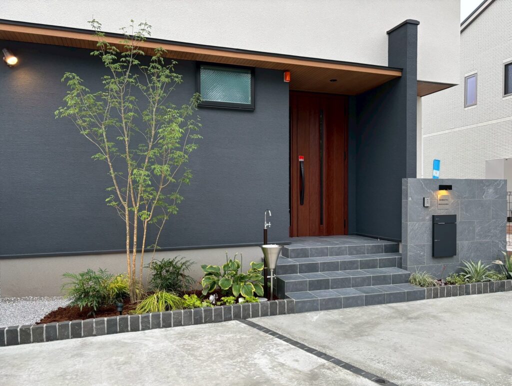 軒のラインと花壇のラインがフレームになって美しい